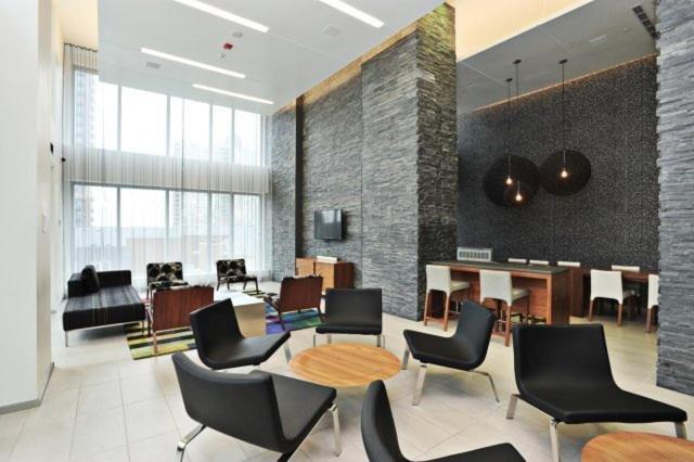 Square One Fully Furnished Suite ميسيسوجا المظهر الخارجي الصورة