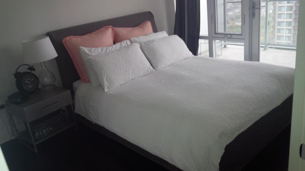 Square One Fully Furnished Suite ميسيسوجا الغرفة الصورة