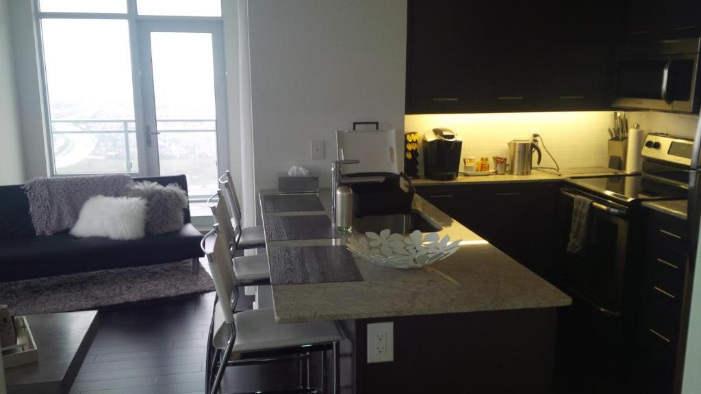 Square One Fully Furnished Suite ميسيسوجا الغرفة الصورة