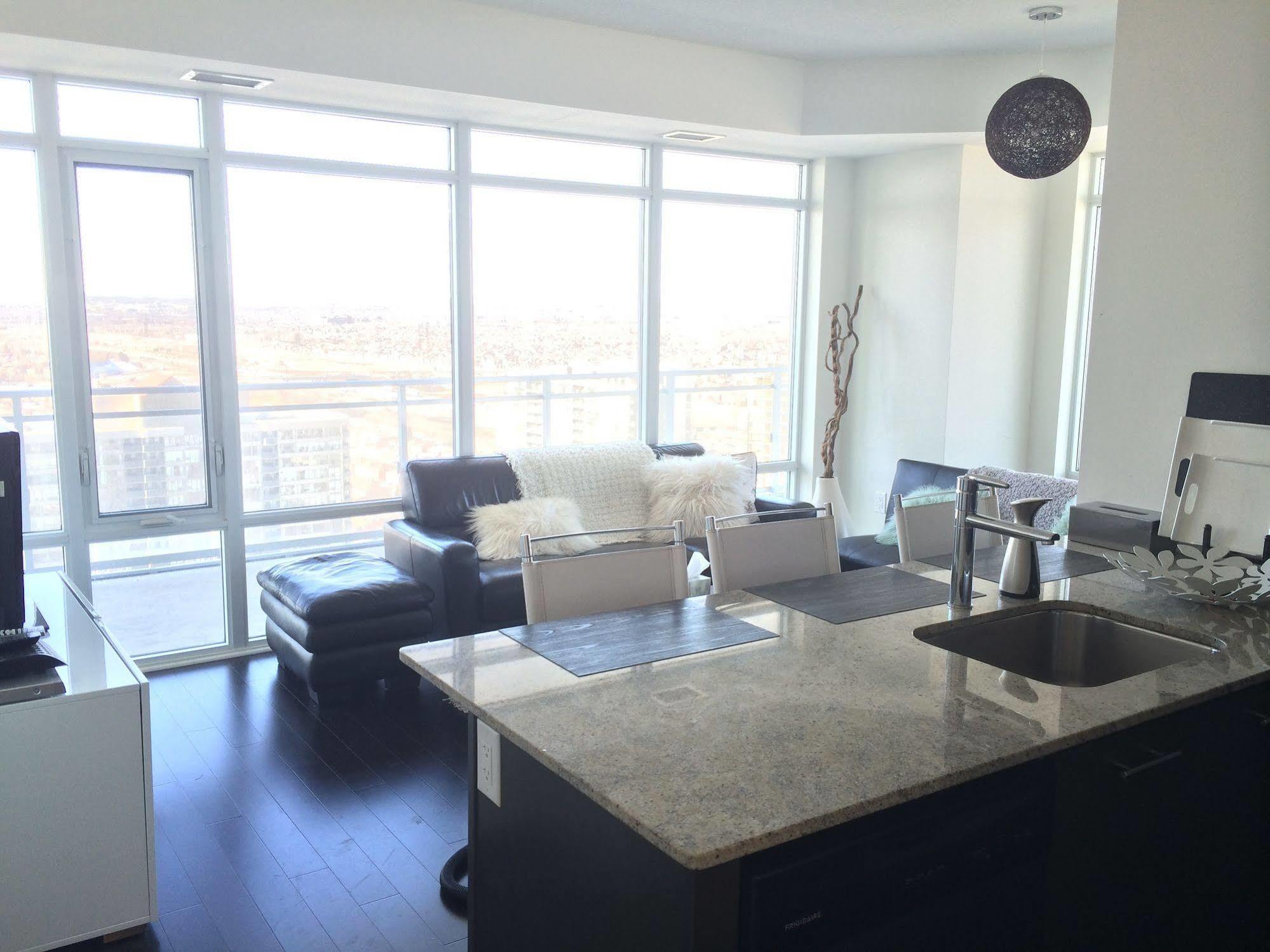Square One Fully Furnished Suite ميسيسوجا المظهر الخارجي الصورة
